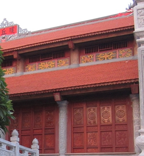 Hệ thống cửa của ngôi chùa đa phần được làm bằng gỗ lim.